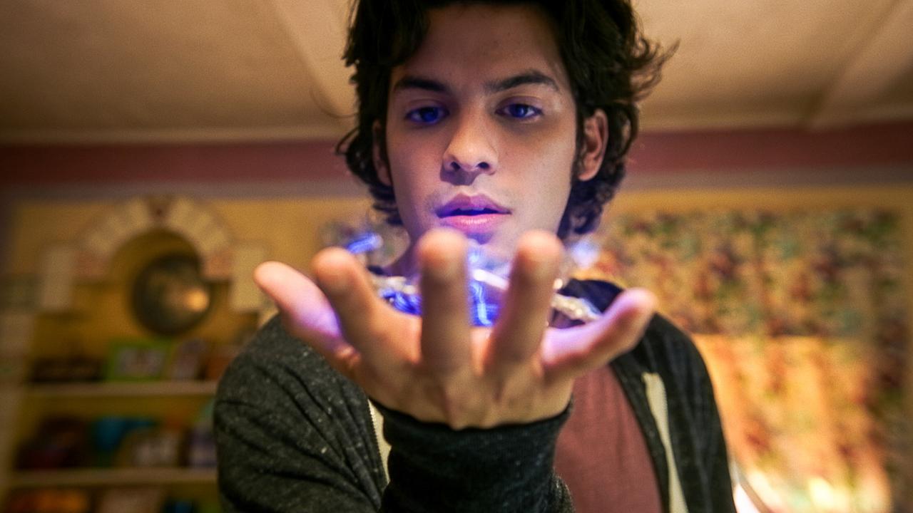 © ORF/Warner Bros. Pictures Xolo Maridueña als Jaime Reyes, erstaunt hält er einen Skarabäus in der Hand, der geheimnisvoll blau schimmert