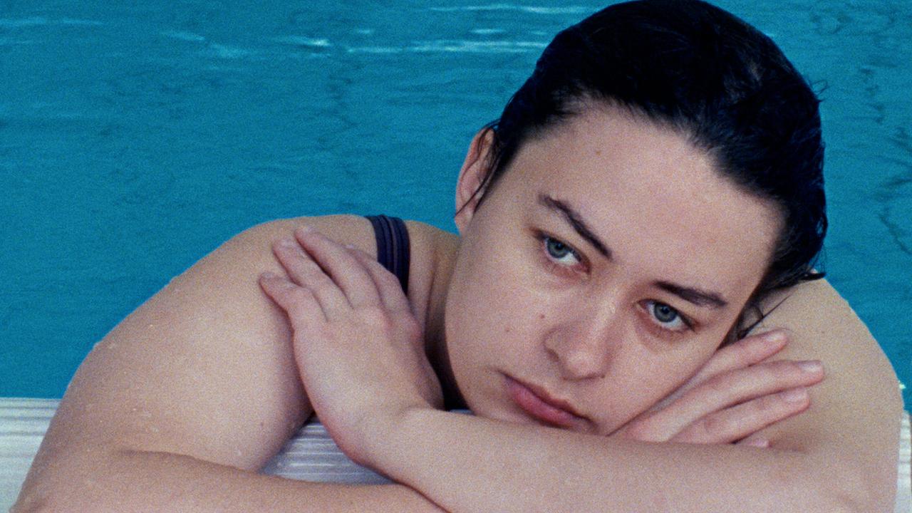 © ORF/PanamaFilm Errol lehnt mit verschränkten Armen am Beckenrand eines Schwimmbads und blickt nachdenklich.