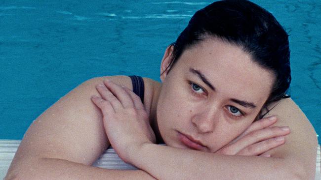 © ORF/PanamaFilm Errol lehnt mit verschränkten Armen am Beckenrand eines Schwimmbads und blickt nachdenklich.