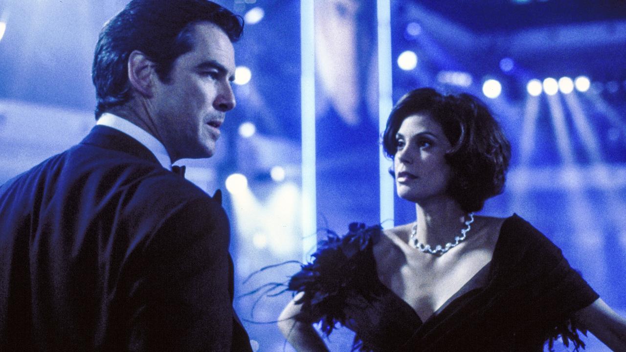 Im Bild: Pierce Brosnan (James Bond), Teri Hatcher (Paris).
