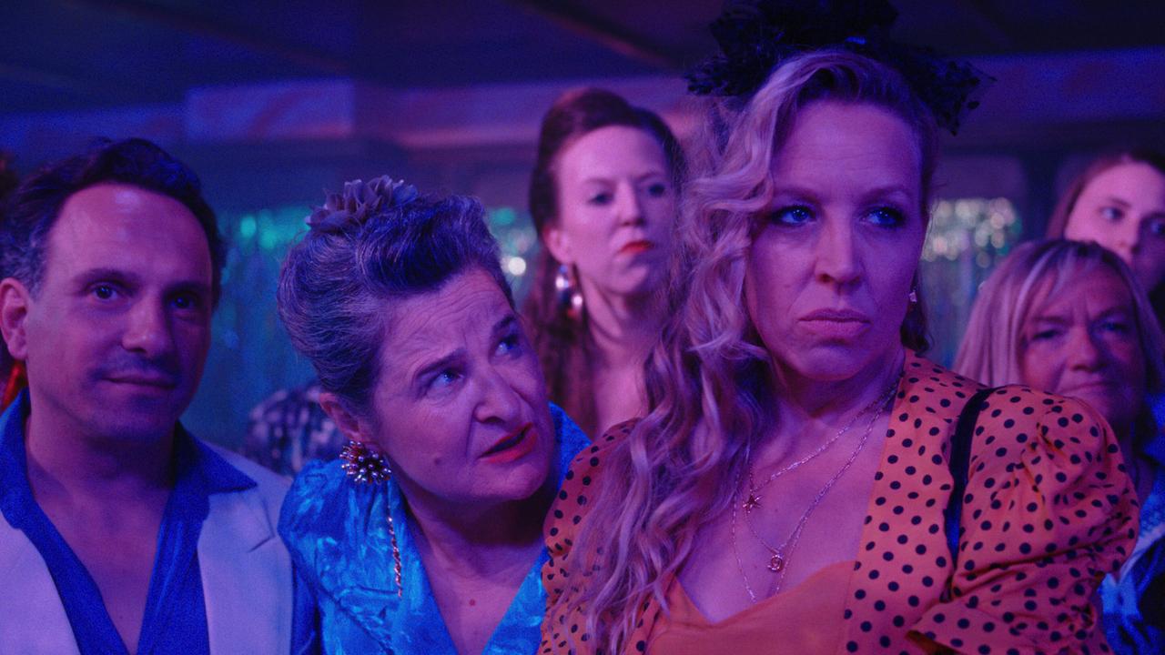 Helfried, Herta Tschach und Elfi Pfeisinger dicht beisammen in violettem Clublicht.