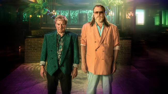 Gerri Tschach und Richard Pfeisinger, beide im 80er-Jahre-Outfit, stehen allein auf einer leeren Tanzfläche unter Discokugeln in einem Club.