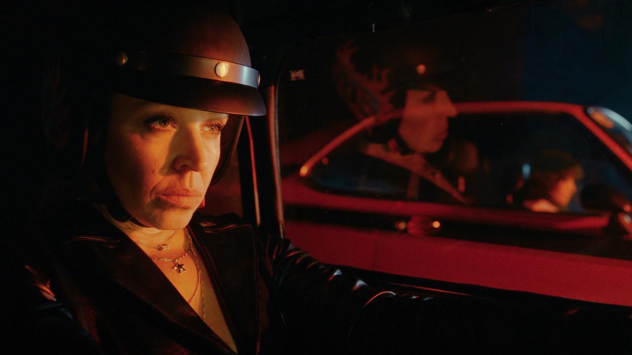 © ORF/Superfilm Elfi Pfeisinger mit einem Helm am Kopf sitzt nachts in einem Auto und blickt ernst nach vorne.