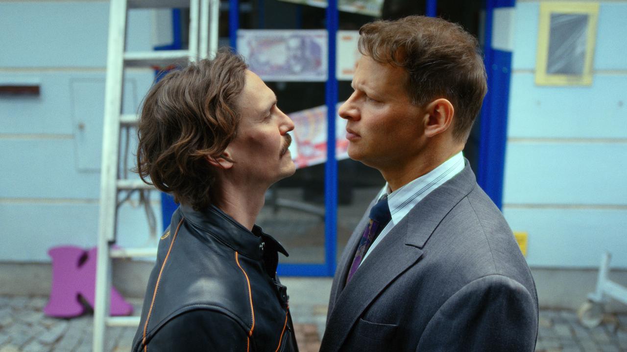 © ORF/Superfilm Ronnie und Kevin stehen sich vor einem Geschäft auf der Straße konfrontativ gegenüber.