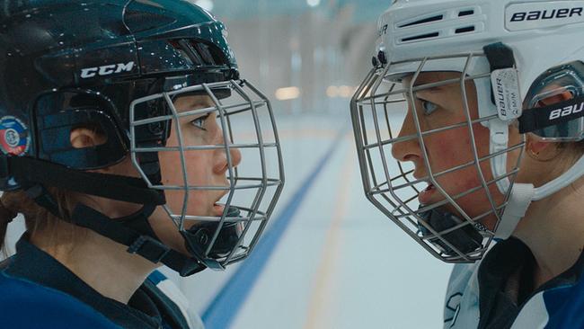 © ORF/NGF Geyrhalterfilm/Johannes Hoss Die zwei Eishockeyspielerinnen Mira und Theresa stehen sich in voller Ausrüstung auf dem Eis gegenüber und blicken sich wütend an.