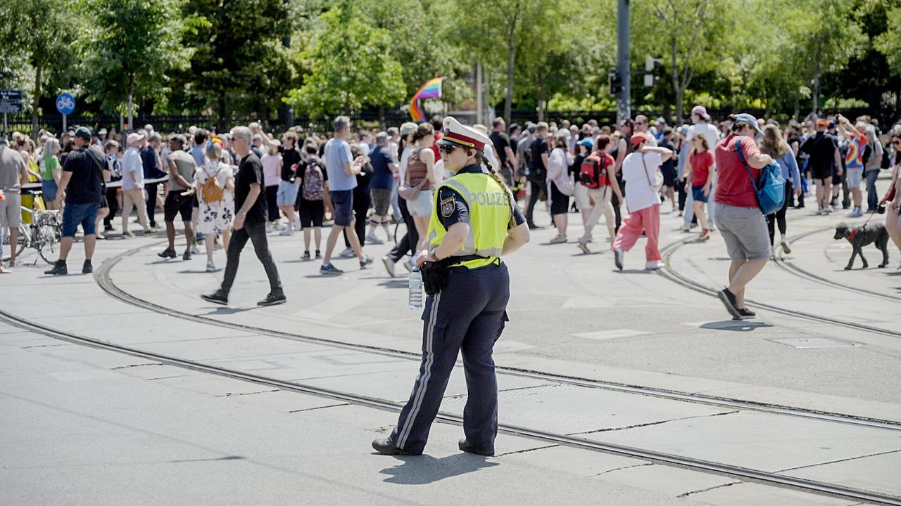 Brennpunkt Kriminal: Das "Brennpunkt Kriminal" Team begleitet ErmittlerInnen und Spezialkräfte, die für die Sicherheit auf der Regenbogenparade 2025 mit ihren hunderttausenden TeilnehmerInnen sorgen.