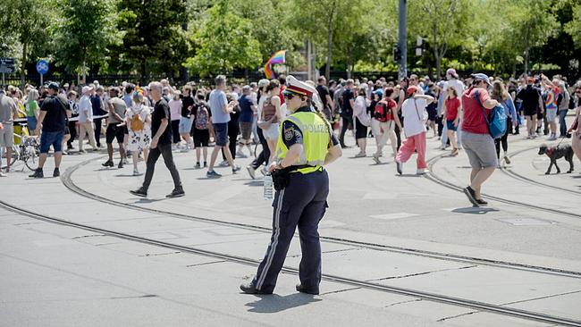 Brennpunkt Kriminal: Das "Brennpunkt Kriminal" Team begleitet ErmittlerInnen und Spezialkräfte, die für die Sicherheit auf der Regenbogenparade 2025 mit ihren hunderttausenden TeilnehmerInnen sorgen.