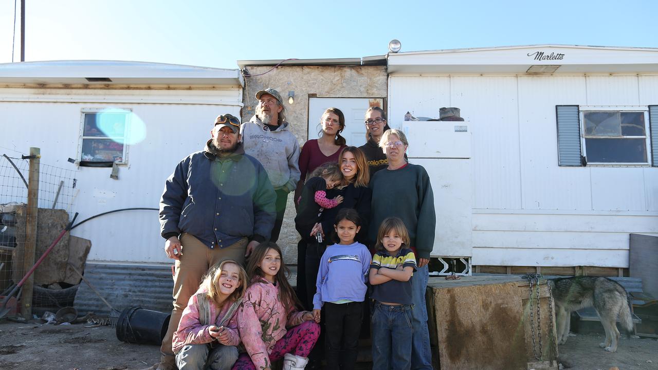 Im Bild: Stacey Dooley mit Rodney und Kaye´s Familie in deren Zuhause.