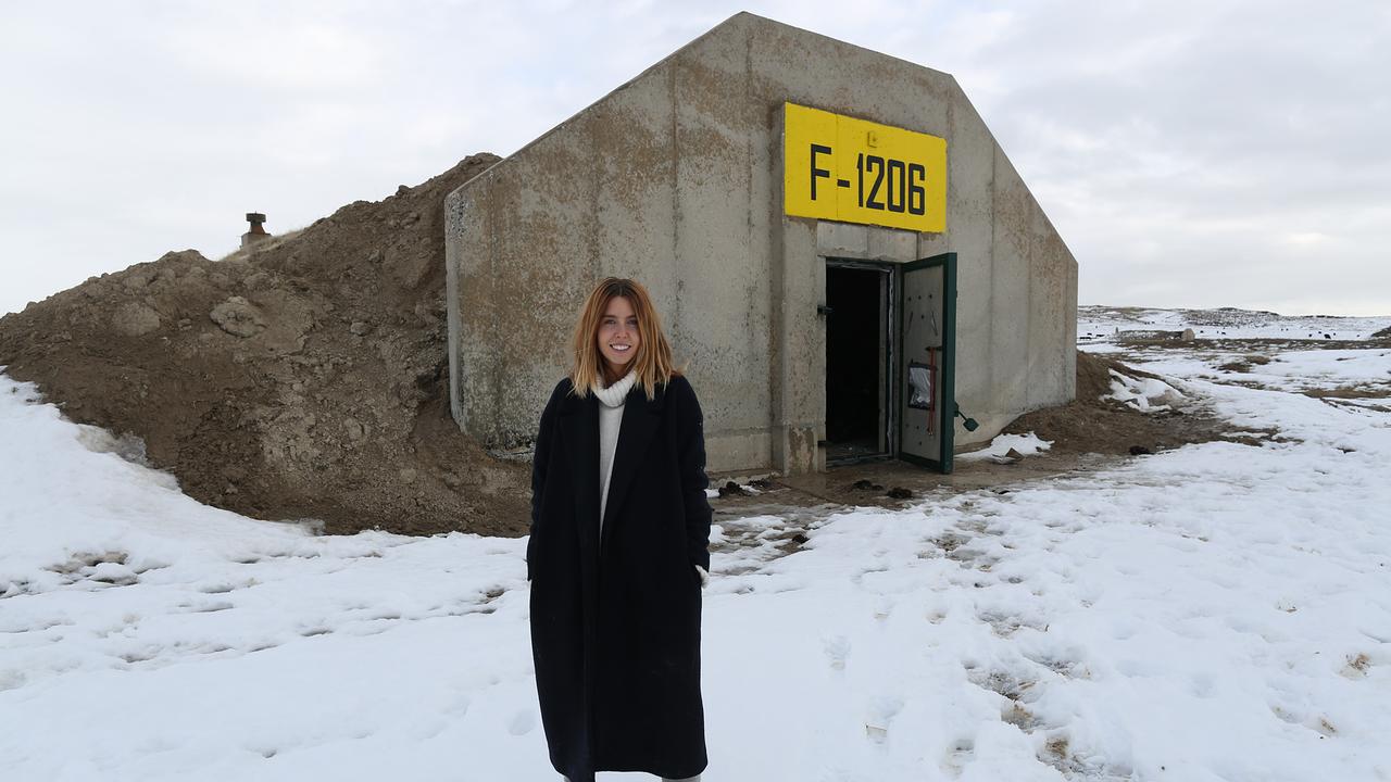 Im Bild: Journalistin Stacey Dooley vor einem Bunker.