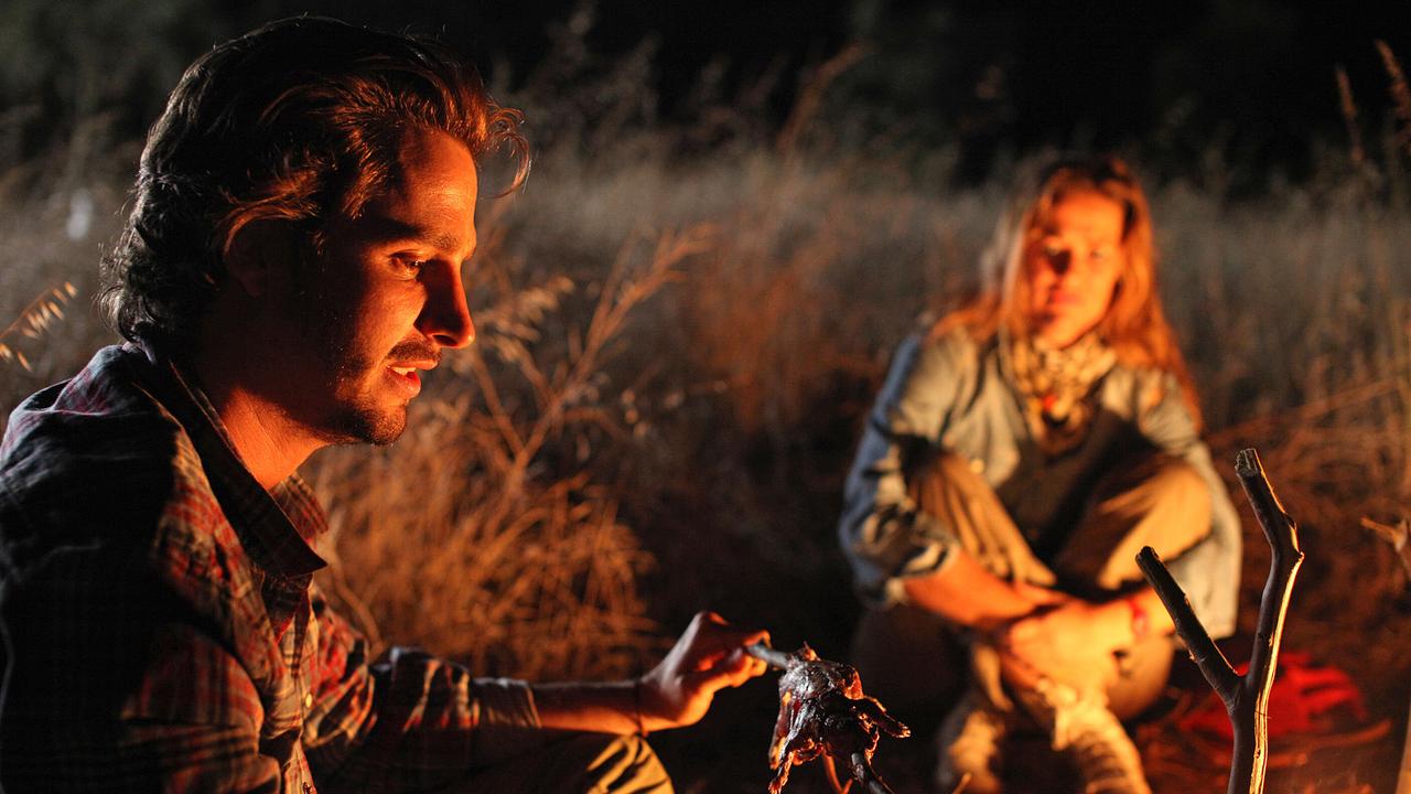 © ORF/Sat1/Dor Film/Boris Guderjahn Paul und Maria sitzen nachts bei einem Lagerfeuer und unterhalten sich miteinander