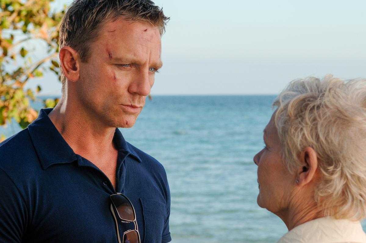 Im Bild: Daniel Craig (James Bond), Judi Dench (M).