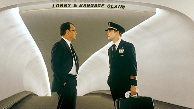 © ORF/Dreamworks Tom Hanks als Carl Hanratty und Leonardo DiCaprio als Frank Abagnale jr. stehen sich in einem Gang des Flughafens gegenüber, Frank in der Uniform eines Piloten