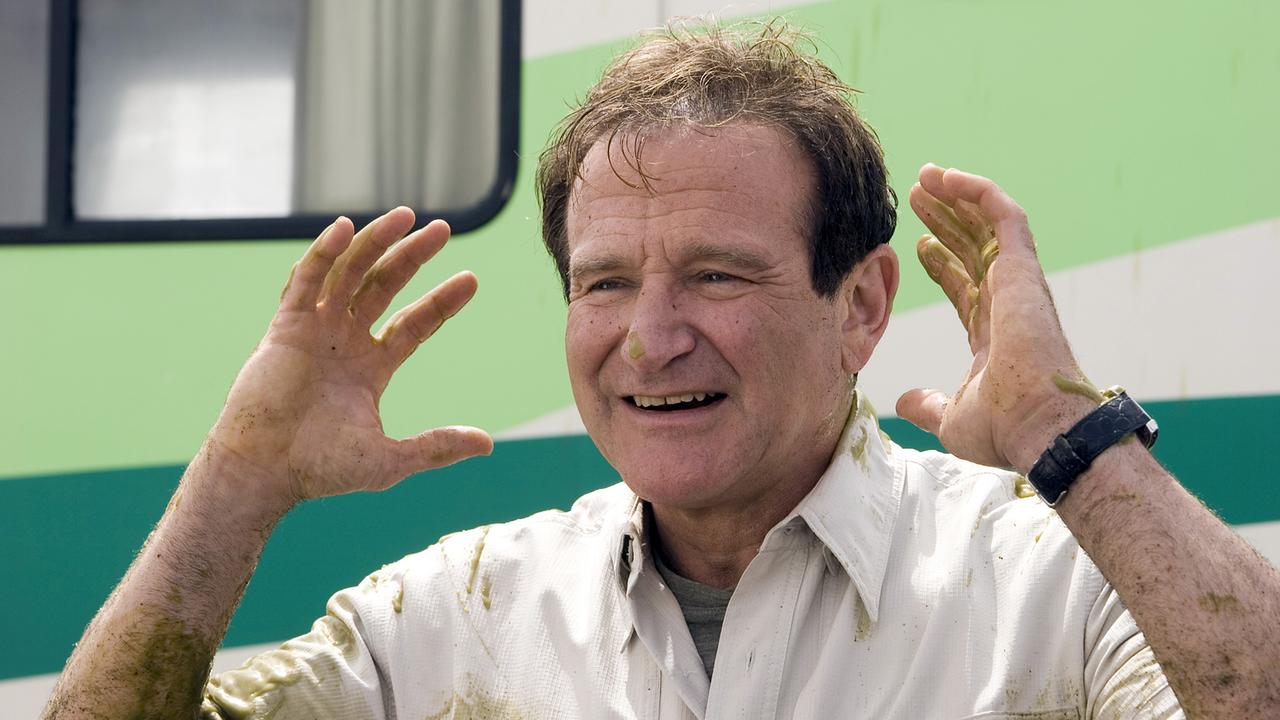 © ORF/Sony Pictures/Joe Lederer Robin Williams als Bob Munro vor einem Wohnmobil, verschmutzt hält er angewidert beide Hände hoch