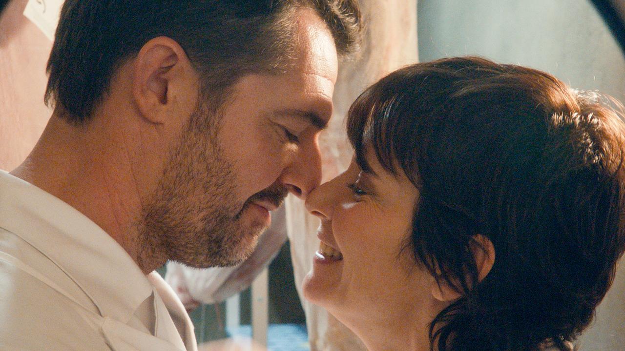 © ORF/Vuelta Entertainment/Les Films du Cap/MM Films/Orange Studio Ein bärtiger Mann und eine Frau mit Kurzhaarfrisur umarmen sich und berühren sich mit ihren Nasenspitzen, freundlich lächelnd blicken sie sich tief in die Augen