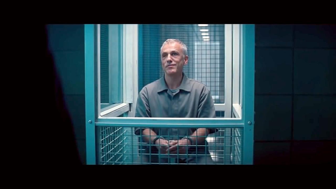 © ORF/Kurt Mayer Film/Metro Goldwyn Mayer Studios Inc. Christoph Waltz als Erzfeind von James Bond, in einer Befragungszelle eines Hochsicherheits sitzend, lächelt er überheblich sein Gegenüber an