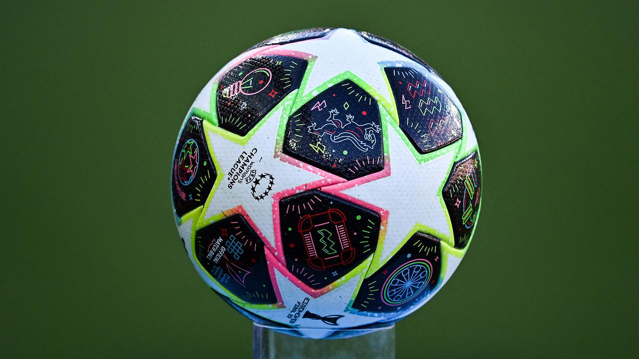 Der offizielle Ball ist vor dem Halbfinal-Rückspiel der UEFA Women's Champions League zwischen Arsenal und Wolfsburg am 1. Mai 2023 im Arsenal-Stadion in London abgebildet.