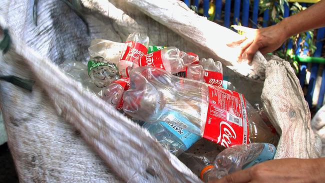 Im Bild: Plastiksäuberung: PET-Plastikflaschen an der philippinischen Küste.