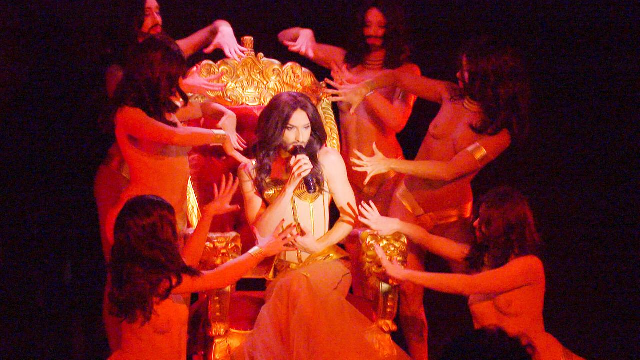 Conchita performt mit Tänzerinnen des Crazy Horse "Rise Like a Phoenix".
