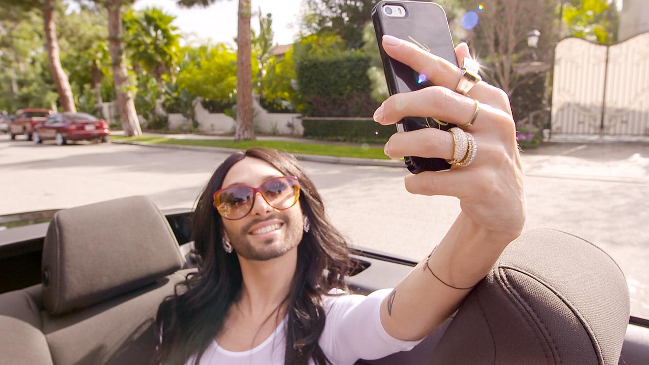 Conchita in Hollywood macht ein Selfie in einem Cabrio