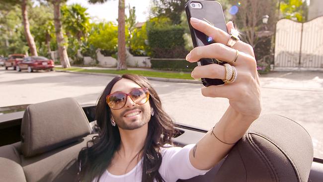 Conchita in Hollywood macht ein Selfie in einem Cabrio