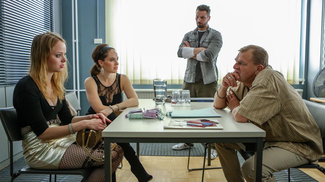 © ORF/Petro Domenigg CopStories: Marie-Luise Stockinger (Anita), Verena Altenberger (Chantal), Murathan Muslu (Valentin "Itchy" Janusovic), Martin Zauner (Wilmer Eberts)