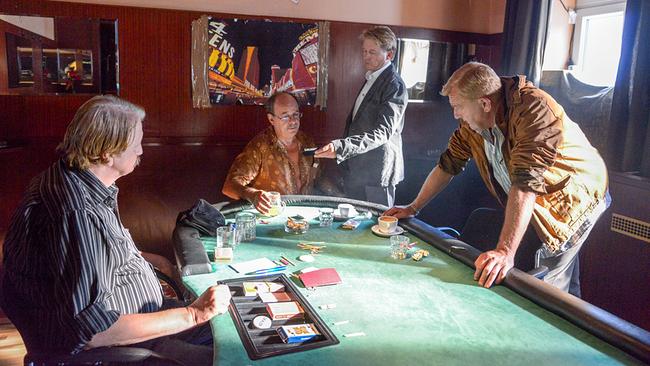 © ORF/Hubert Mican Walter Bartovics und Leopold Schiel sitzen in einem Raum mit einem Pokertisch. Serge Falck und Martin Zauner stehen daneben.