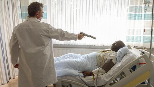 © ORF/Hubert Mican In einem Krankenhauszimmer richtet Berischer im weißen Arztkittel eine Pistole mit Schalldämpfer auf den im Bett liegenden Patienten Pepe.