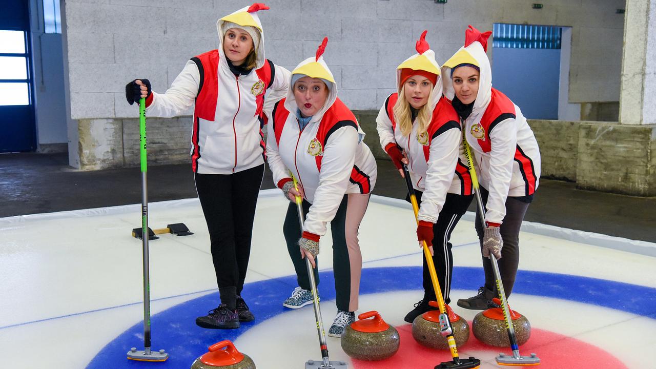 "Curling for Eisenstadt": Marlene Morreis (Melanie), Veronika Polly (Emma Buntinger), Katharina Straßer (Vicky), Maddalena Hirschal (Geri)