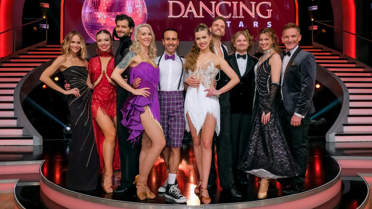 © ORF/Hans Leitner Dancing Stars: Mirjam Weichselbraun, Katya Mizera, Aaron Karl, Simone Lugner, Danilo Campisi, Anna Strigl, Herby Stanonik, Paulus Bohl, Catharina Malek, Andi Knoll
