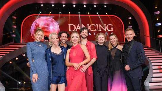 Dancing Stars: Mirjam Weichselbraun und Andi Knoll mit den Finalisten der 16. Staffel von "Dancing Stars"