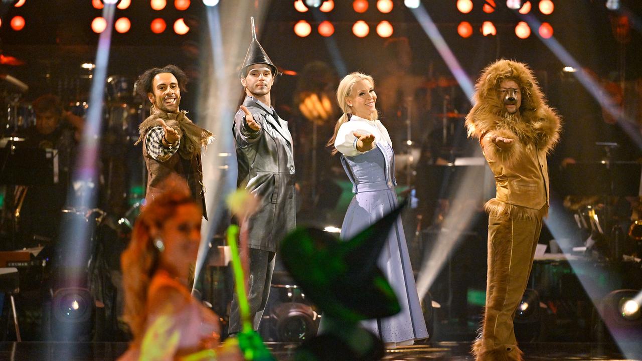 © ORF/Thomas Ramstorfer Dancing Stars - Die Show: Simone Lugner & Danilo Campisi tanzen ihren Showtanz zum Motto „Der Zauberer von Oz / Wicked“ und zu einem Medley aus „Over the Rainbow“ (Judy Garland, aus dem „Wicked“-Soundtrack), „We’re Off to See the Wizard“ (aus dem „Wicked“-Soundtrack) und „Defying Gravity“ aus dem („Wicked“-Soundtrack)