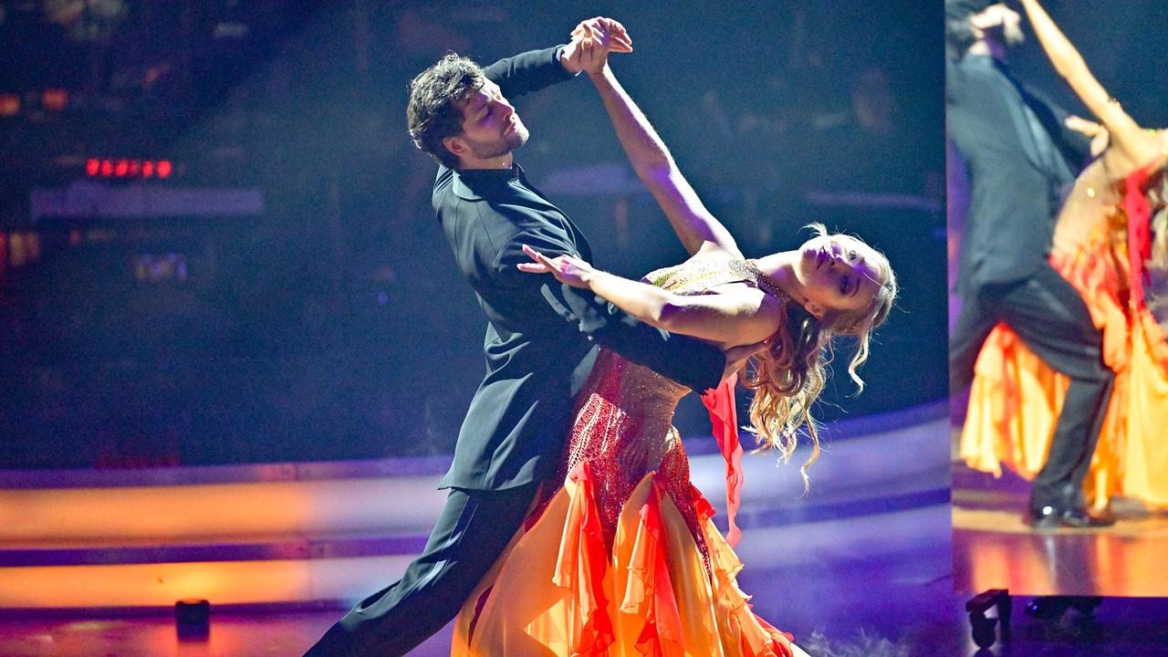 © ORF/Thomas Ramstorfer Dancing Stars - Die Show. Aaron Karl & Katya Mizera tanzen ihren Showtanz zum Motto „Das Licht und der Schatten in uns“ und zu einem Medley aus Lacrimosa KV 626 (Wolfgang Amadeus Mozart), „BFG Division“ (Mick Gordon) und „Beautiful Things“ (Benson Boone).