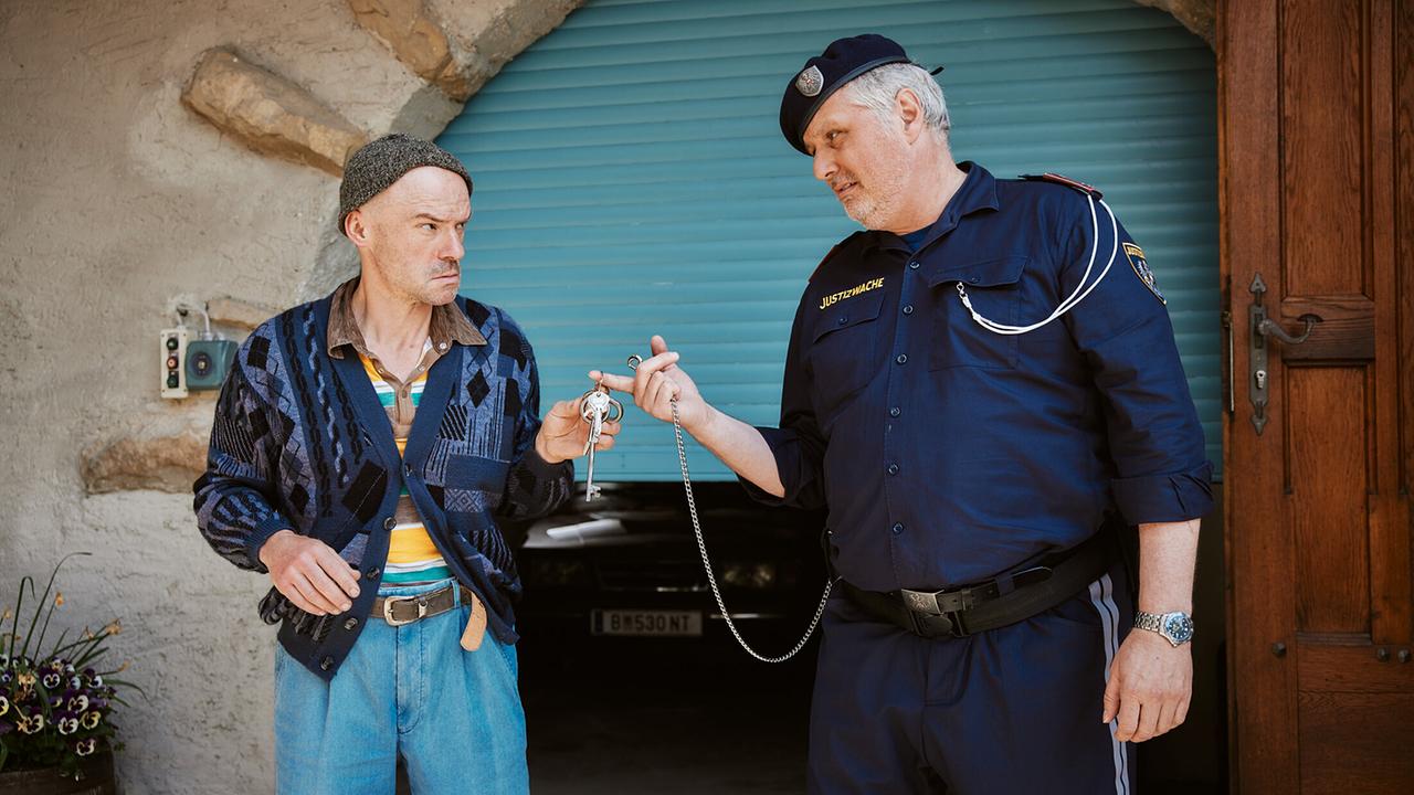 "Das Schweigen der Esel": Gerhard Liebmann (Kotrusek), Rüdiger Wenk (Justizbeamter) 