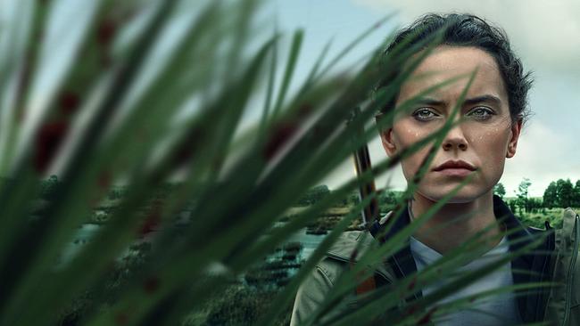 © ORF/Tobis Film/Lionsgate Daisy Ridley als Helena Pelletier im Moor, mit geschultertem Gewehr blickt sie durch das Schilf