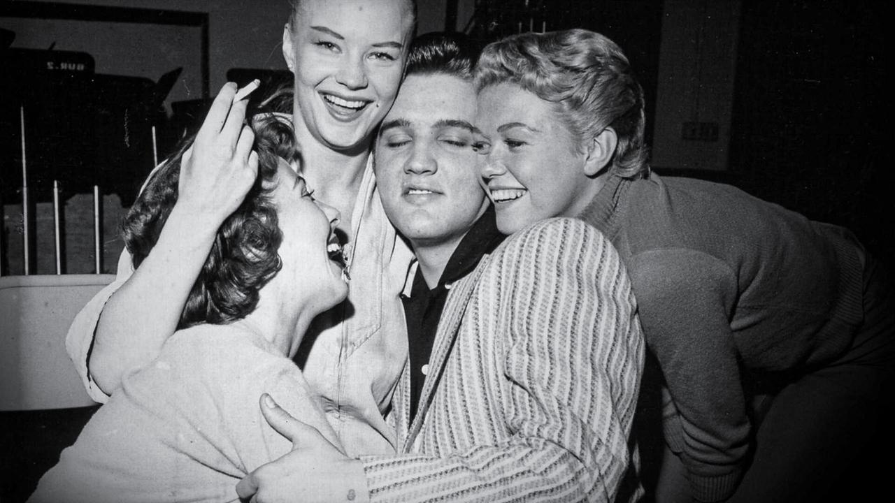 © ORF/Autentic GMBH/Getty Image Schwarz-Weiß-Bild von Elvis Presley, eng umschlungen mit drei Frauen