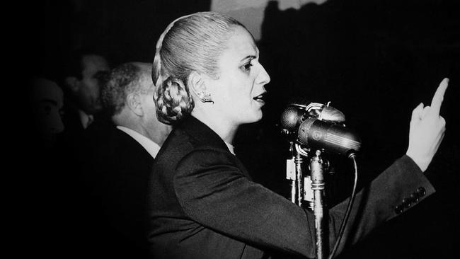 Schwarz-Weiß-Bild von Eva Perón hält ein Rede, vor ihr ein Mikrofon