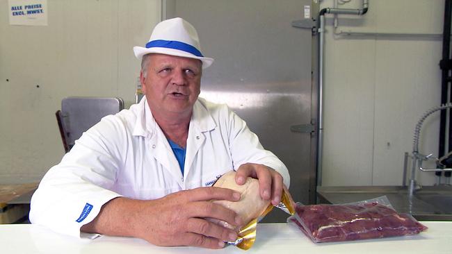 Im Bild: Fleischer Andreas Steiner zeigt eine Stopfleber.