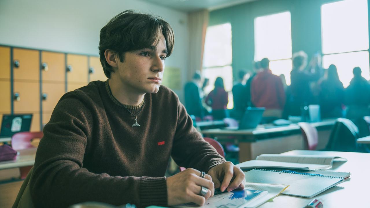 © ORF/ARD Degeto/Mona Film/Victoria Herbig Während all seine Mitschüler in der Klasse zum Fenster gelaufen sind um zu sehen, was es mit den Polizeisirenen auf sich hat, bleibt Linus nachdenklich an seinem Platz sitzen.
