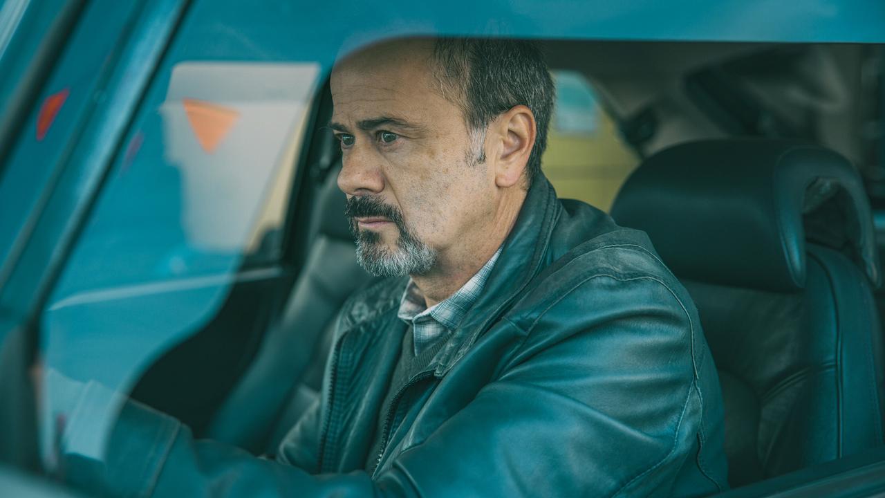 © ORF/ARD Degeto/Mona Film/Victoria Herbig Michael Axmann fährt mit Auto vom Hof von Broszeks Autohaus.