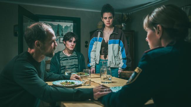 Jonas hält Pias Hand beim Abendessen am Esstisch, während die beiden versuchen ihre Kindern Linus und Vivian aufzumuntern, nachdem sie die Wahrheit über Pias Krankheit erfahren haben.