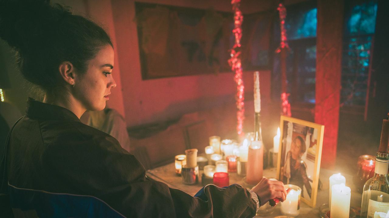 © ORF/ARD Degeto/Mona Film/Victoria Herbig Vivian zündet in der alten Fabrik an einem kleinen Kerzenaltar für die verstorbene Amy eine weitere Kerze an.