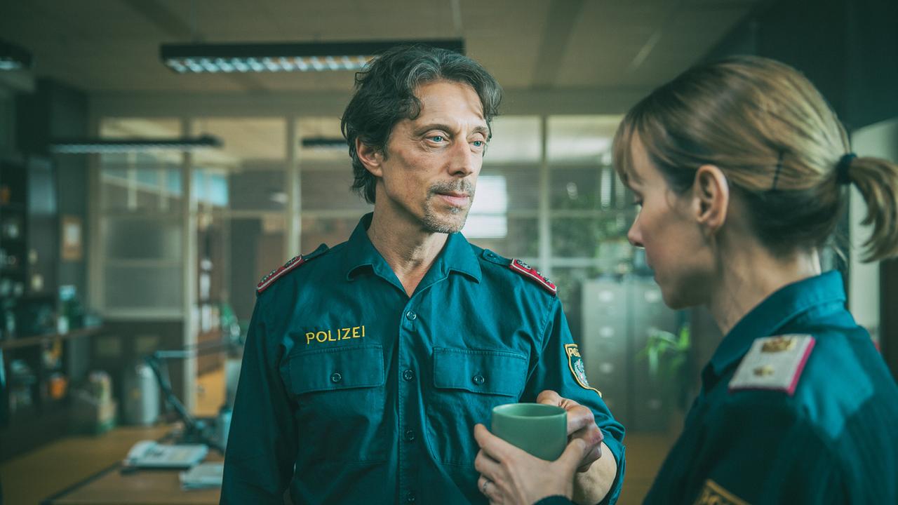 © ORF/ARD Degeto/Mona Film/Victoria Herbig In der Polizeidienststelle: Lukas bringt Pia einen Kaffee, während sie wartet, dass der Laptop des Lehrers untersucht wird.