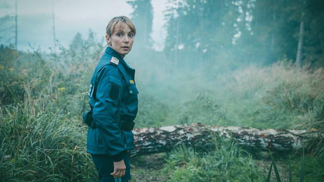 © ORF/ARD Degeto/Mona Film/Victoria Herbig Polizistin Pia ist im Moor auf der Suche nach dem Ort, an dem Amelie das Kind zur Welt gebracht hat.