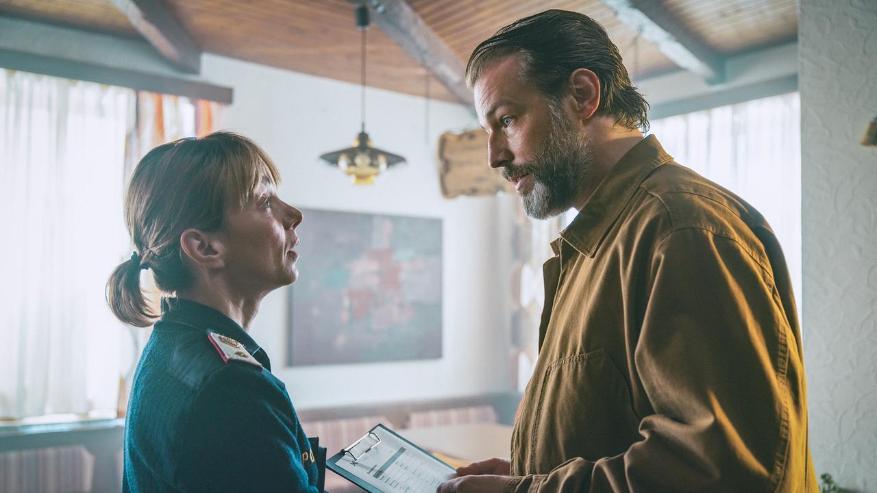 Polizistin Pia Kraus befragt Andreas Broszek im Gasthaus bei der DNA-Reihentestung zu einem Treffen mit Amelie.