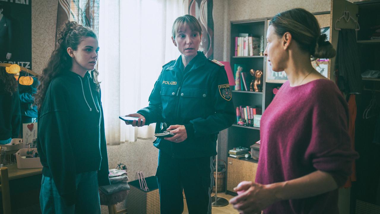 In Amelies Zimmer: Caro weist Pia wegen ihrer harschen Art zurecht. Diese hat gerade Vivian, die neben ihr steht, kritisiert, weil sie ihr einige Nachrichten von Amelie verheimlicht hat.