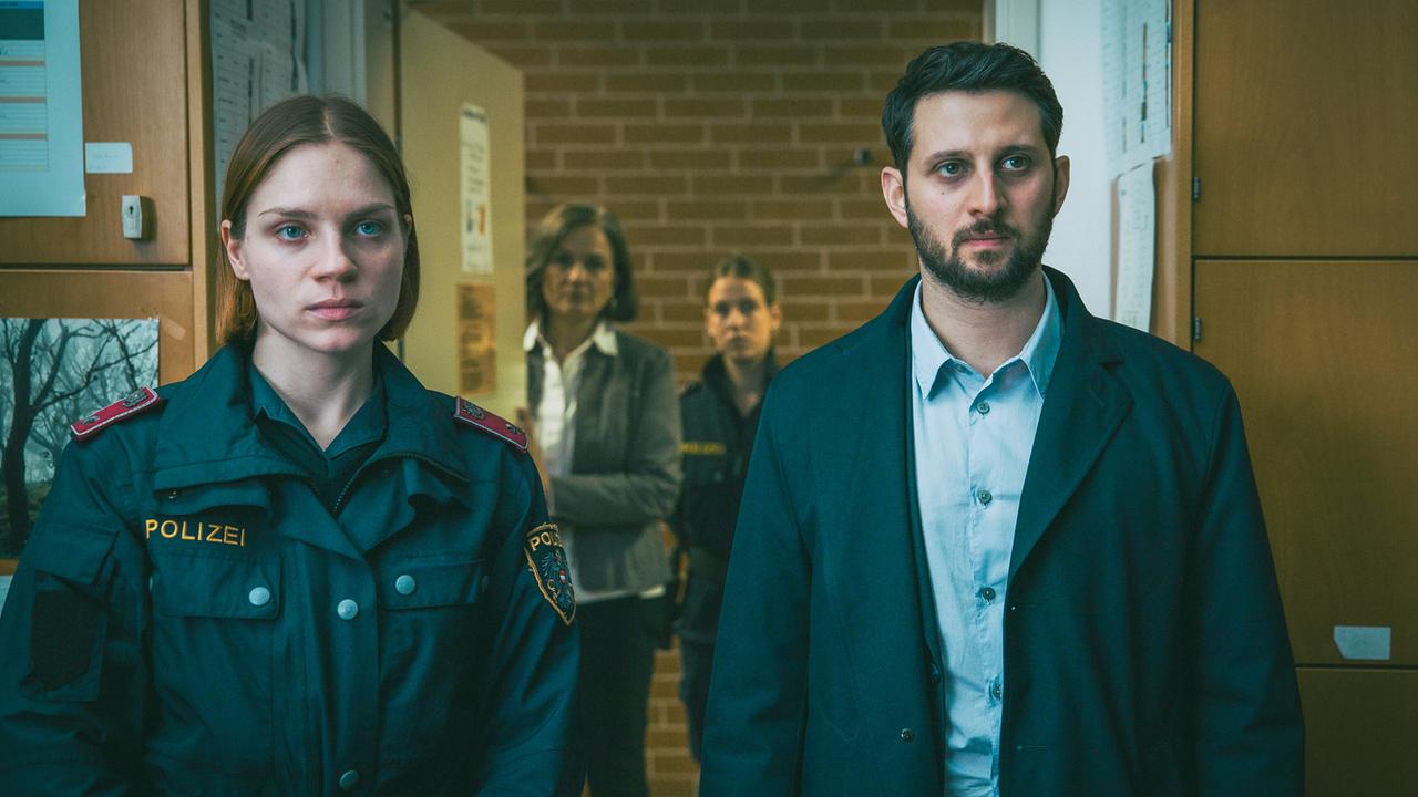 Polizistin Elli und Tarek holen den Lehrer Bichler aus der Schule, um ihn für eine Befragung aufs Revier mitzunehmen.