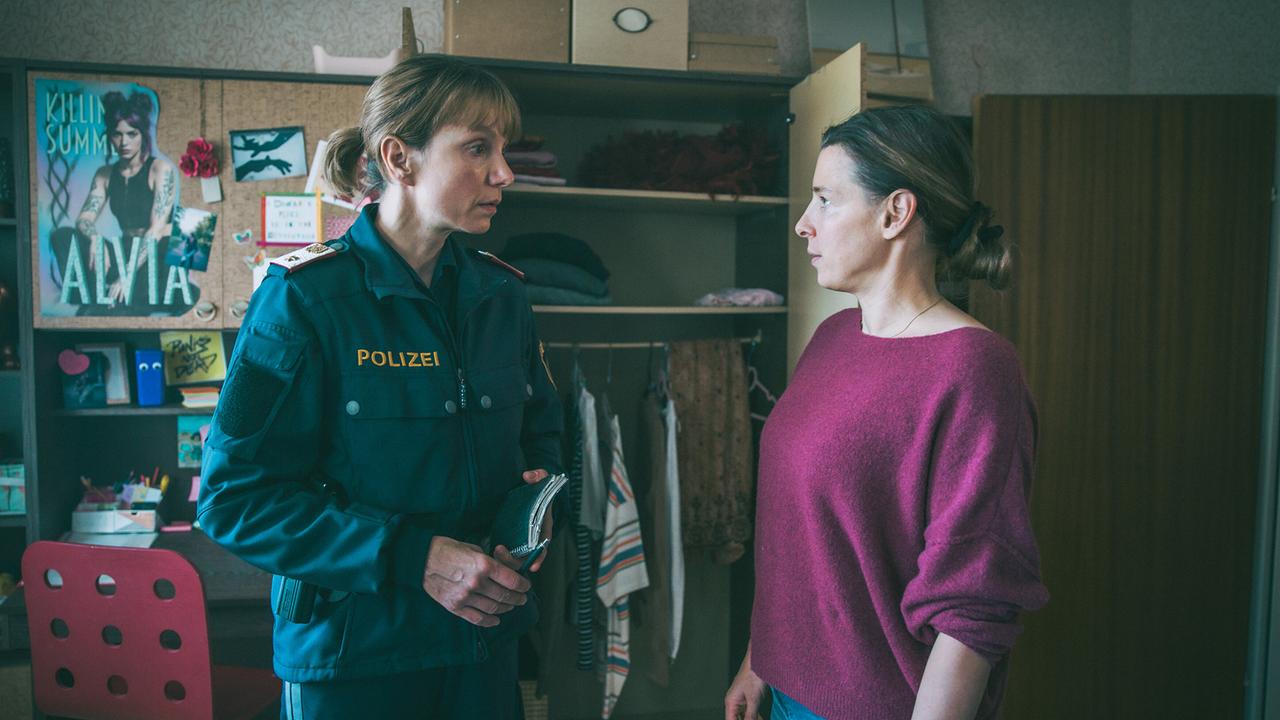 In Amelies Zimmer: Pia und Caro haben eine Auseinandersetzung wegen Pias Verhalten ihrer Tochter gegenüber.