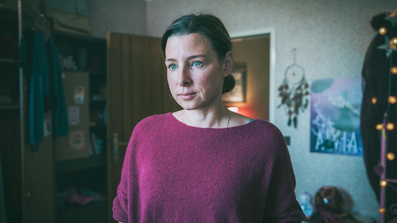 Caro steht nach einer harschen Bemerkung Pias ihr gegenüber betroffen in Amelies Zimmer.