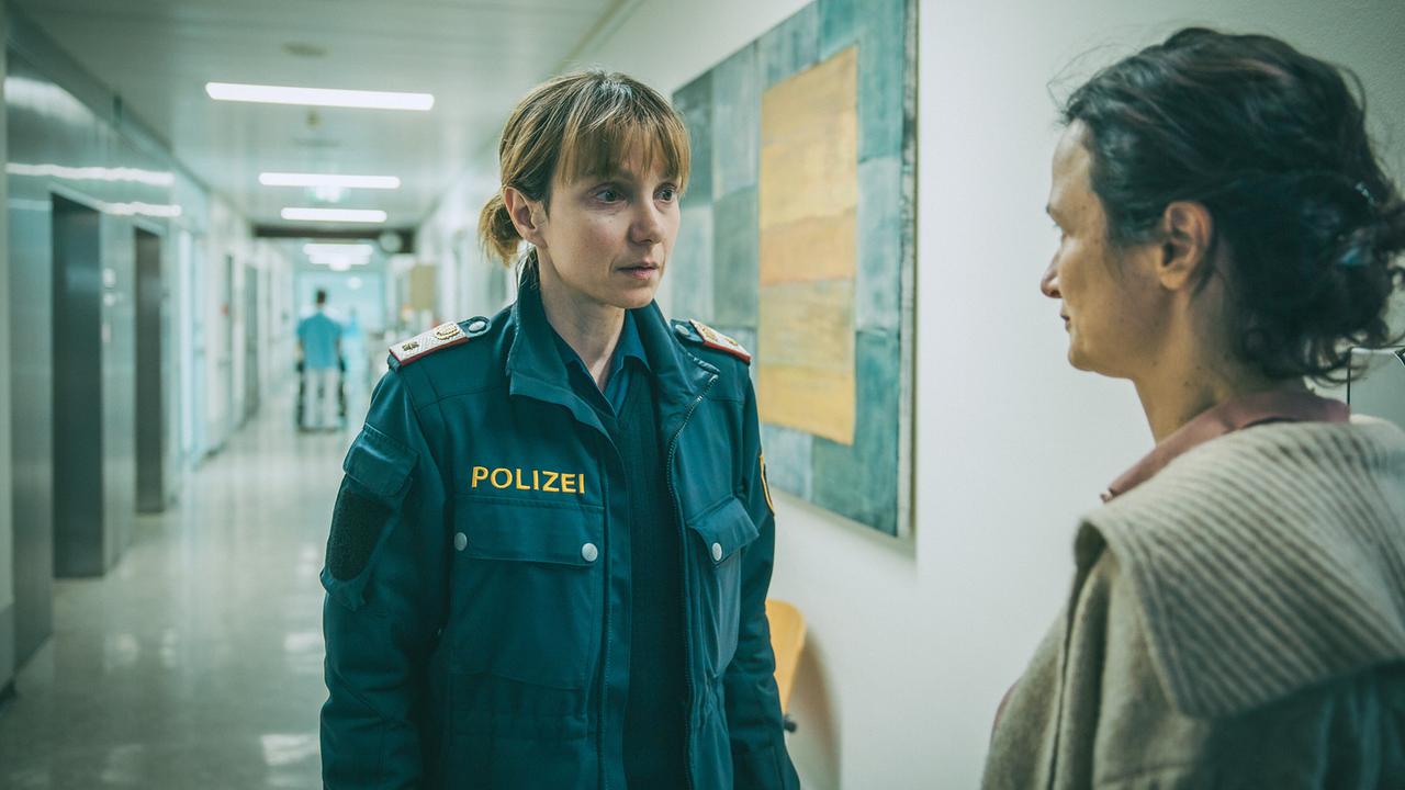 © ORF/ARD Degeto/Mona Film/Victoria Herbig Pia wird im Krankenhausgang von der wütenden Oksana daran gehindert, den verletzten Roman zu besuchen.