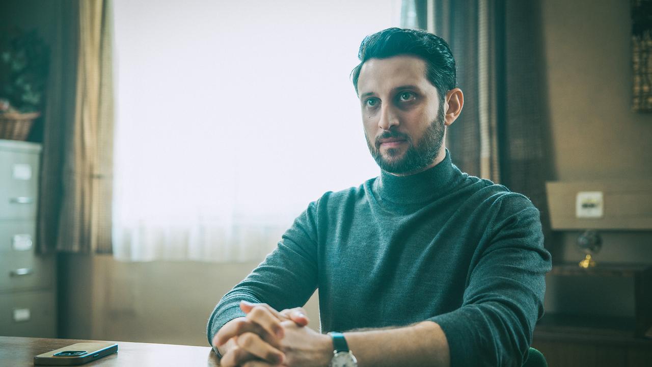 © ORF/ARD Degeto/Mona Film/Victoria Herbig Der Kriminalbeamte Tarek Moser bei einer Befragung eines Zeugen in der Polizeidienststelle.